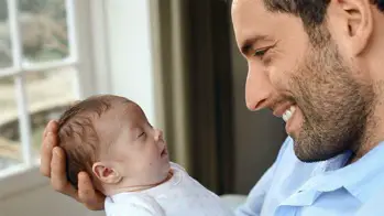 imagen de un bebe y padre