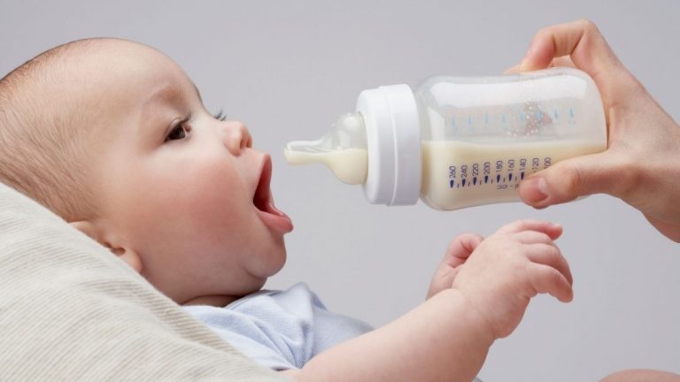 Cuánta fórmula de leche debe tomar un bebé según su edad