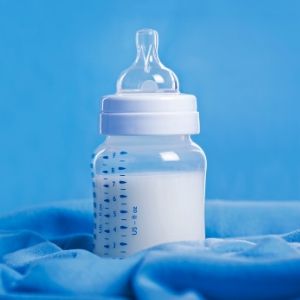 leche materna en botella